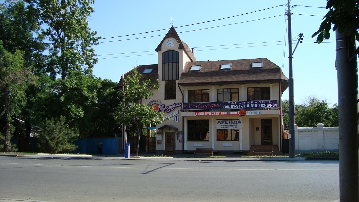 Таганрог. Современное торгово-офисное здание (ул. Петровская, 122)
