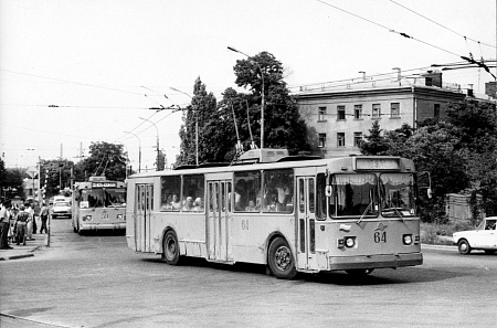 Троллейбус в районе бывшего шлагбаума. Фотография 1992 г.
