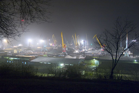 Таганрогский морской торговый порт ночью. Фотография