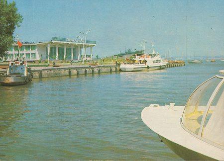 Таганрог, Морской вокзал. Двусторонняя почтовая открытка. Фотография В. Панова. 1982 г.