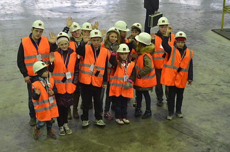 Экскурсия школьников на Таганрогский металлургический завод. Фотография 2016 г.