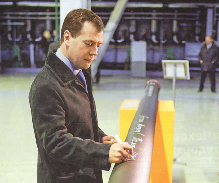 Президент России Д. Медведев оставляет памятный автограф  на трубе с трубопрокатного стана PQG. Фотография 29.01.2010 г.