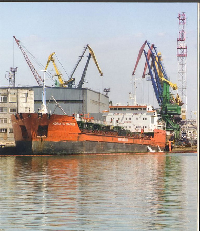 Танкер «Adriatic mariner» в Таганрогском морском торговом порту. Фотография А. Захарова. 2009 г.