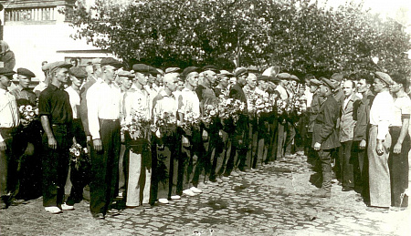 Таганрог. Металлурги уходят на фронт. Фотография 1941 г., июнь.