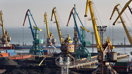 Таганрогский морской торговый порт. Портальные краны. Фотография
